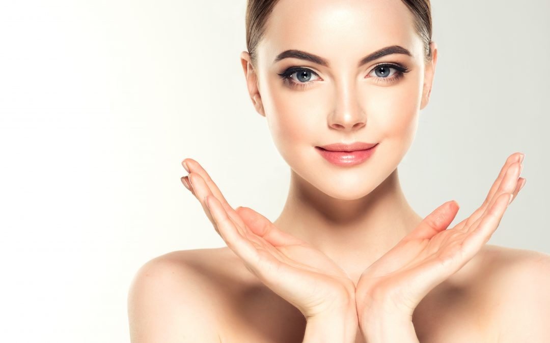 Rostro con cejas y labios naturales